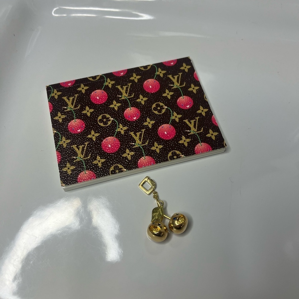 LOUIS VUITTON MURIKAMI CERISES VINTAGE 18KT GOLD CHARM/PENDANT - Picture 2 of 14